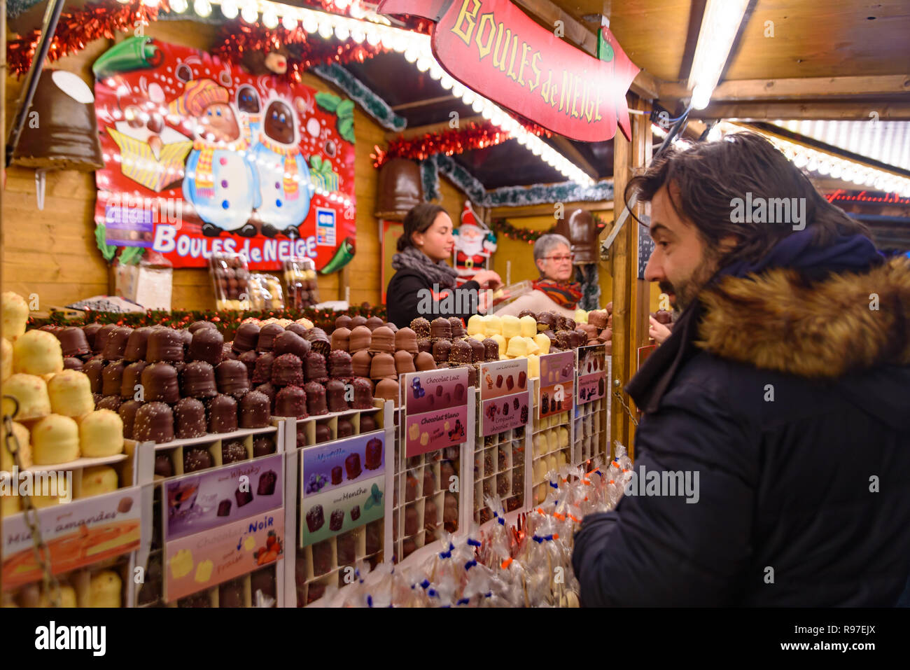 Bancarelle di cibi tradizionali nel mercato di Natale a Strasburgo, capitale de Noel in Francia Foto Stock