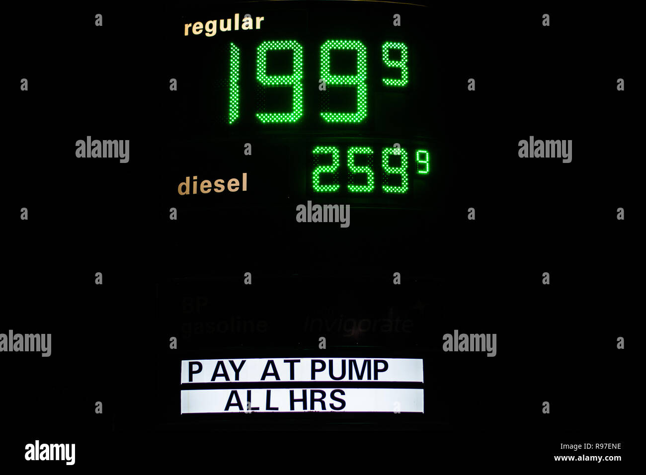Afton , Virginia Stati Uniti 18 Dicembre , 2018 i prezzi della benzina scende al di sotto di due dollari in corrispondenza della pompa pubblicizzato dal LED verde segno Foto Stock