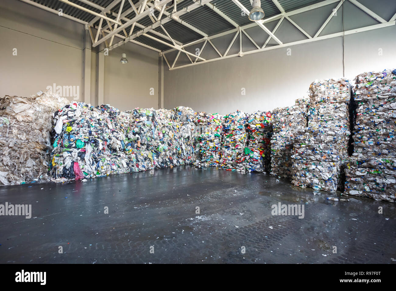 Balle di plastica presso l'impianto di trattamento dei rifiuti. Separare la procedura di garbage collection. Riciclaggio e stoccaggio di rifiuti per ulteriore smaltimento. Business per l'ordinamento di un Foto Stock