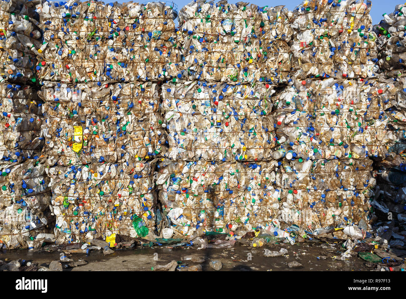 Balle di plastica presso l'impianto di trattamento dei rifiuti. Separare la procedura di garbage collection. Riciclaggio e stoccaggio di rifiuti per ulteriore smaltimento. Business per l'ordinamento di un Foto Stock