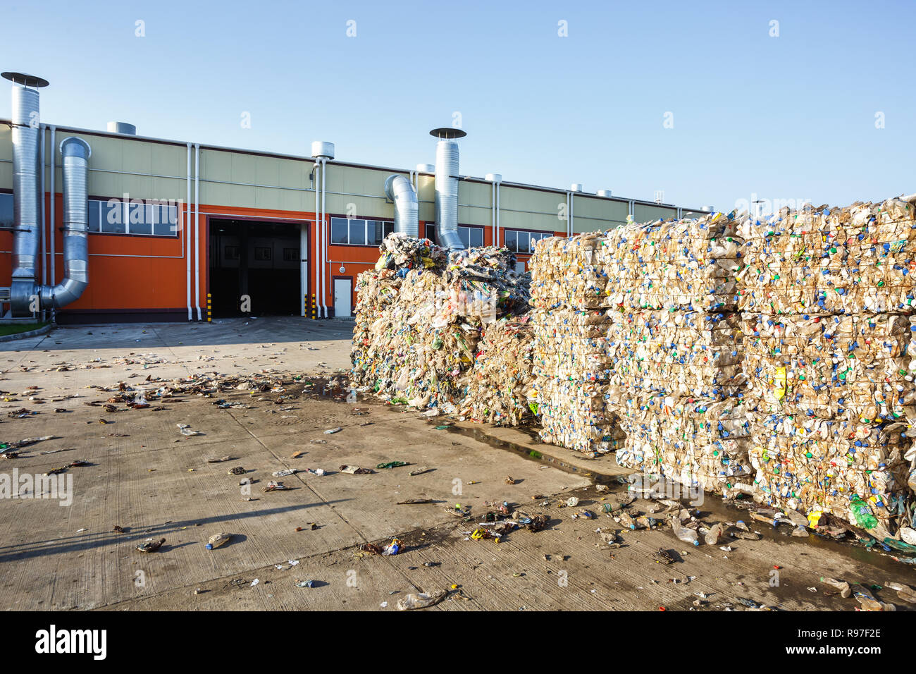 Balle di plastica presso l'impianto di trattamento dei rifiuti. Separare la procedura di garbage collection. Riciclaggio e stoccaggio di rifiuti per ulteriore smaltimento. Business per l'ordinamento di un Foto Stock