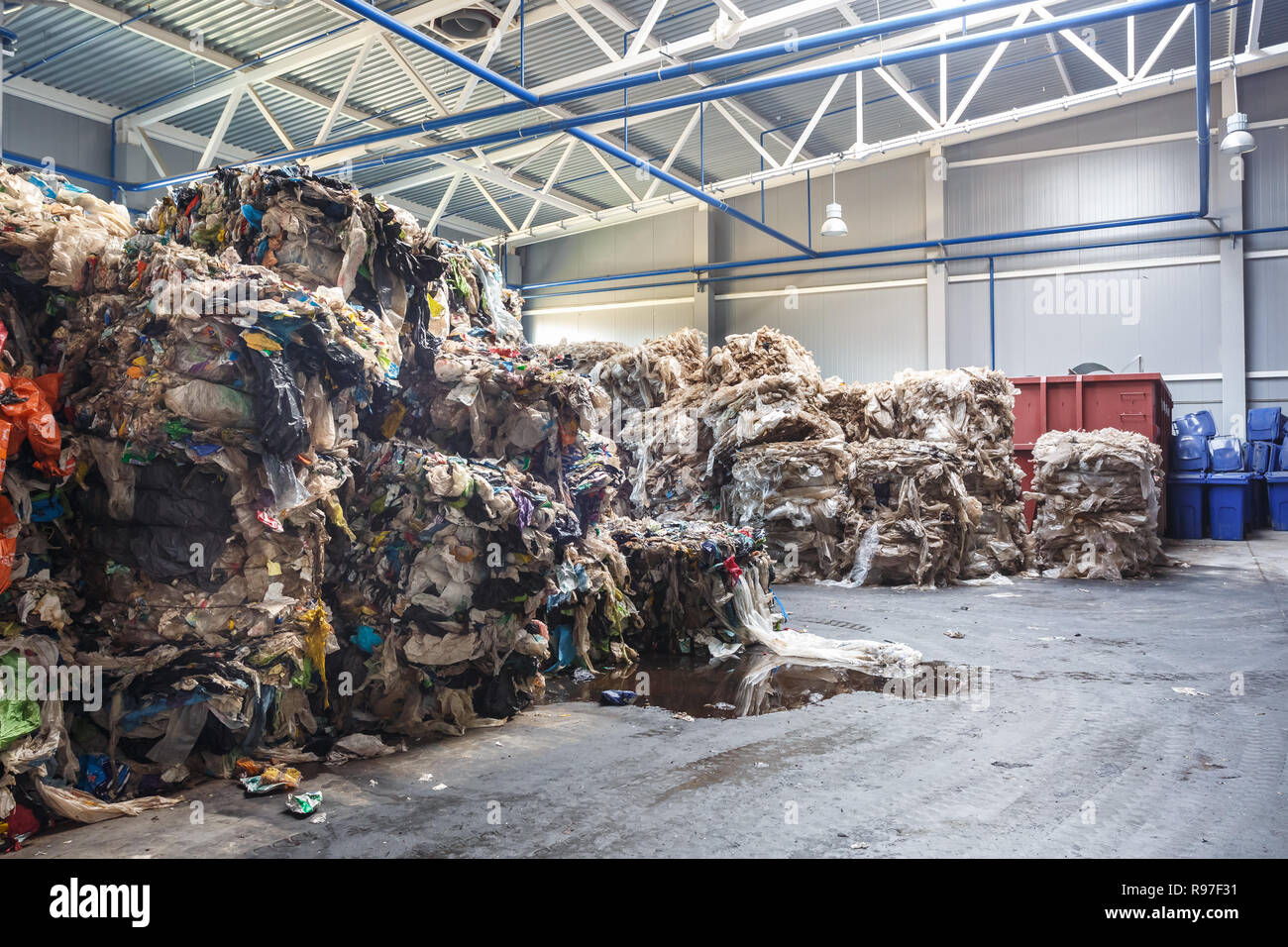 Balle di plastica presso l'impianto di trattamento dei rifiuti. Separare la procedura di garbage collection. Riciclaggio e stoccaggio di rifiuti per ulteriore smaltimento. Business per l'ordinamento di un Foto Stock