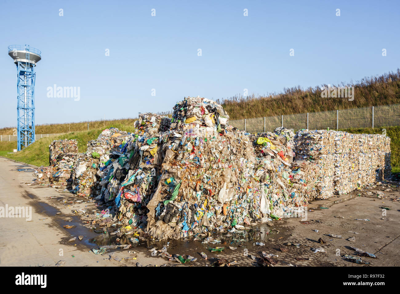 Balle di plastica presso l'impianto di trattamento dei rifiuti. Separare la procedura di garbage collection. Riciclaggio e stoccaggio di rifiuti per ulteriore smaltimento. Business per l'ordinamento di un Foto Stock
