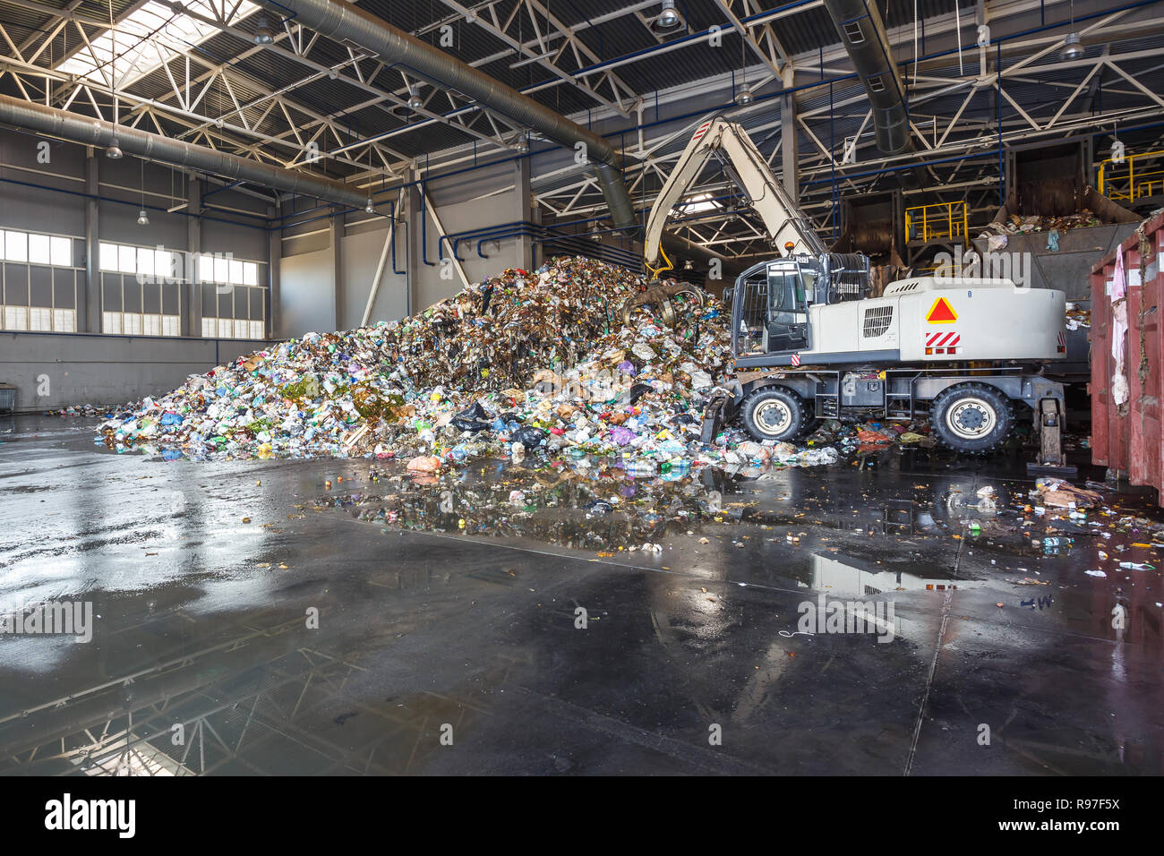 Balle di plastica presso l'impianto di trattamento dei rifiuti. Separare la procedura di garbage collection. Riciclaggio e stoccaggio di rifiuti per ulteriore smaltimento. Business per l'ordinamento di un Foto Stock