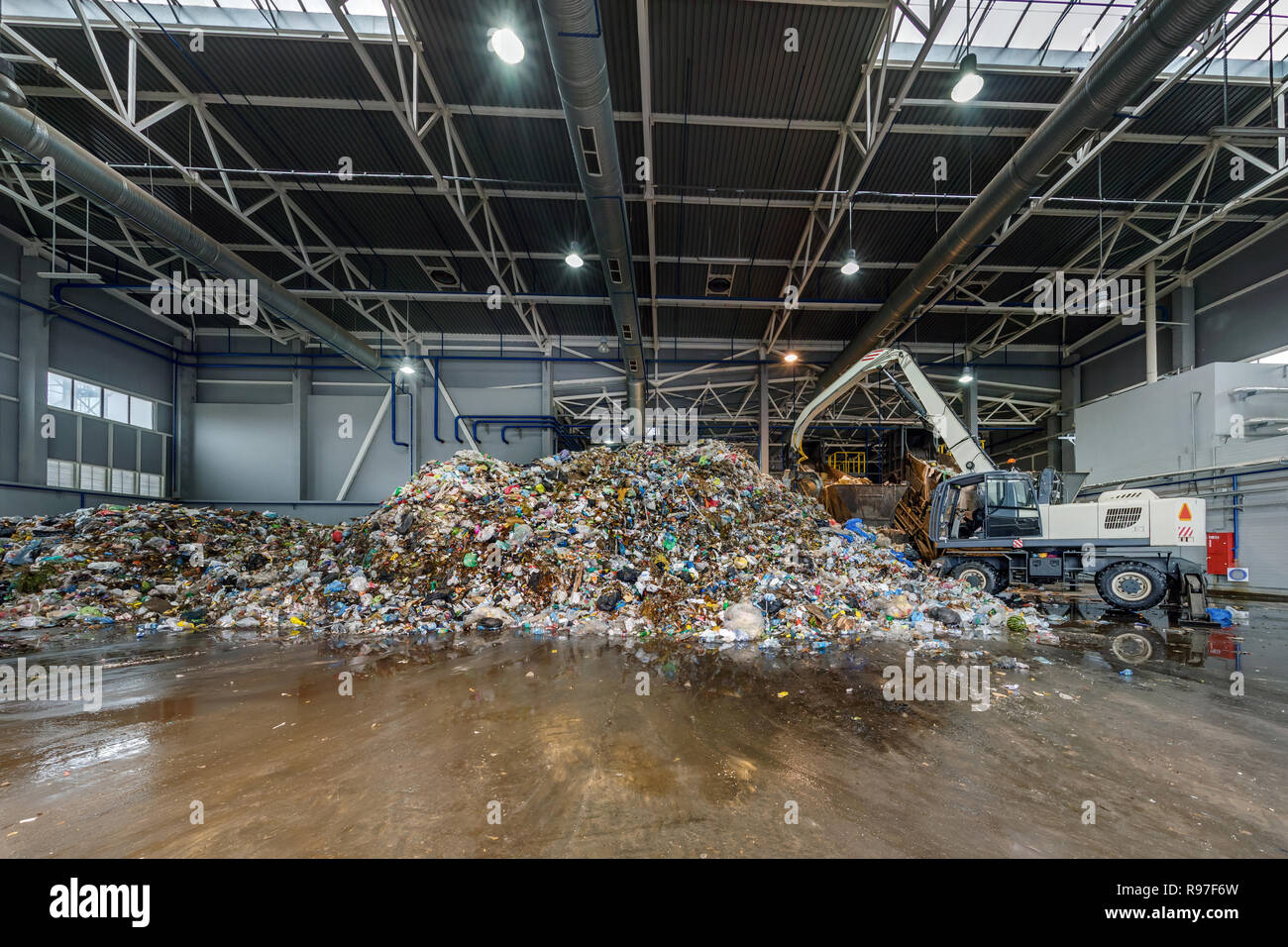 Balle di plastica presso l'impianto di trattamento dei rifiuti. Separare la procedura di garbage collection. Riciclaggio e stoccaggio di rifiuti per ulteriore smaltimento. Business per l'ordinamento di un Foto Stock