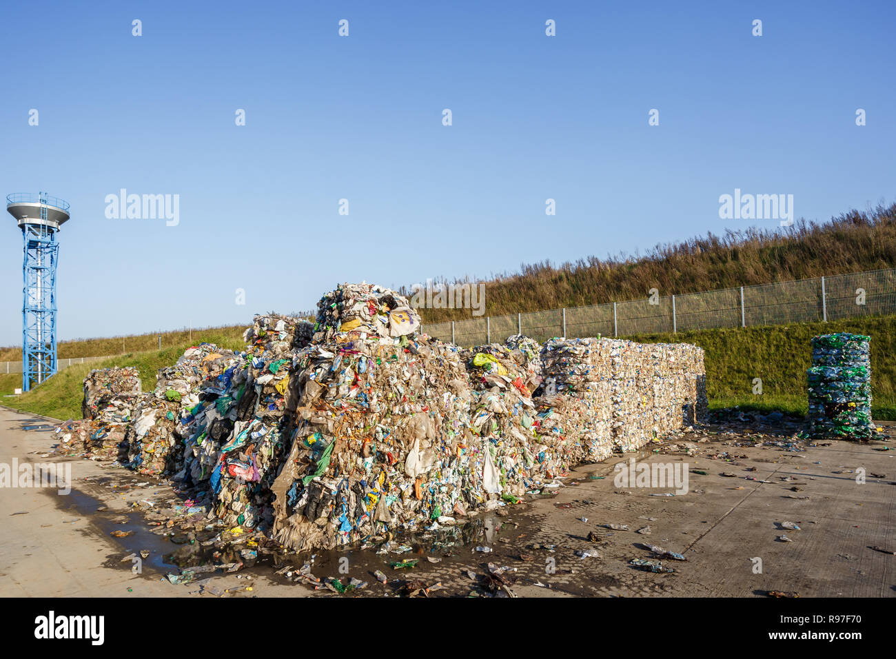 Balle di plastica presso l'impianto di trattamento dei rifiuti. Separare la procedura di garbage collection. Riciclaggio e stoccaggio di rifiuti per ulteriore smaltimento. Business per l'ordinamento di un Foto Stock