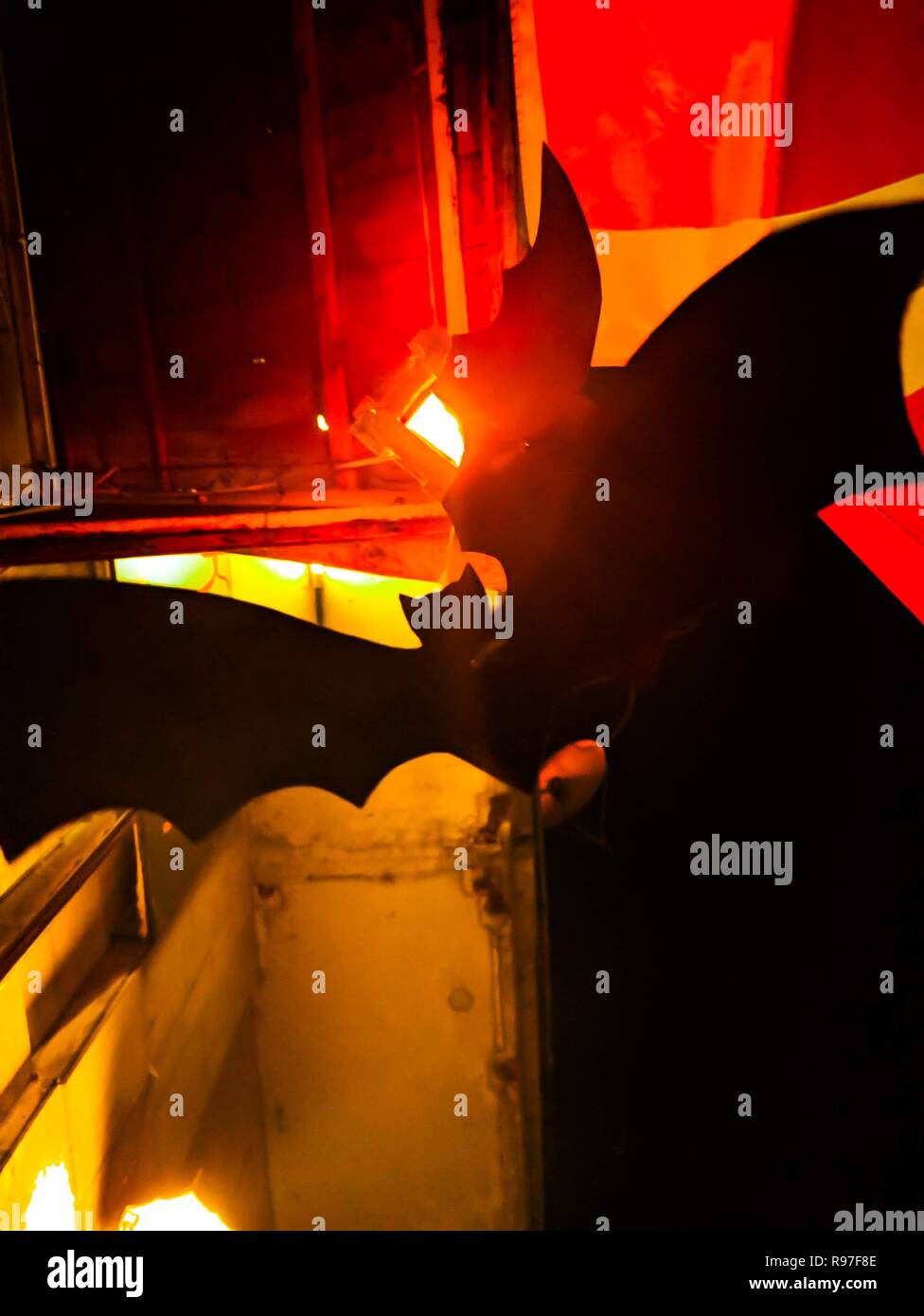 Un pipistrello battenti in una notte oscura di terribile Halloween. Scary notte. Foto Stock