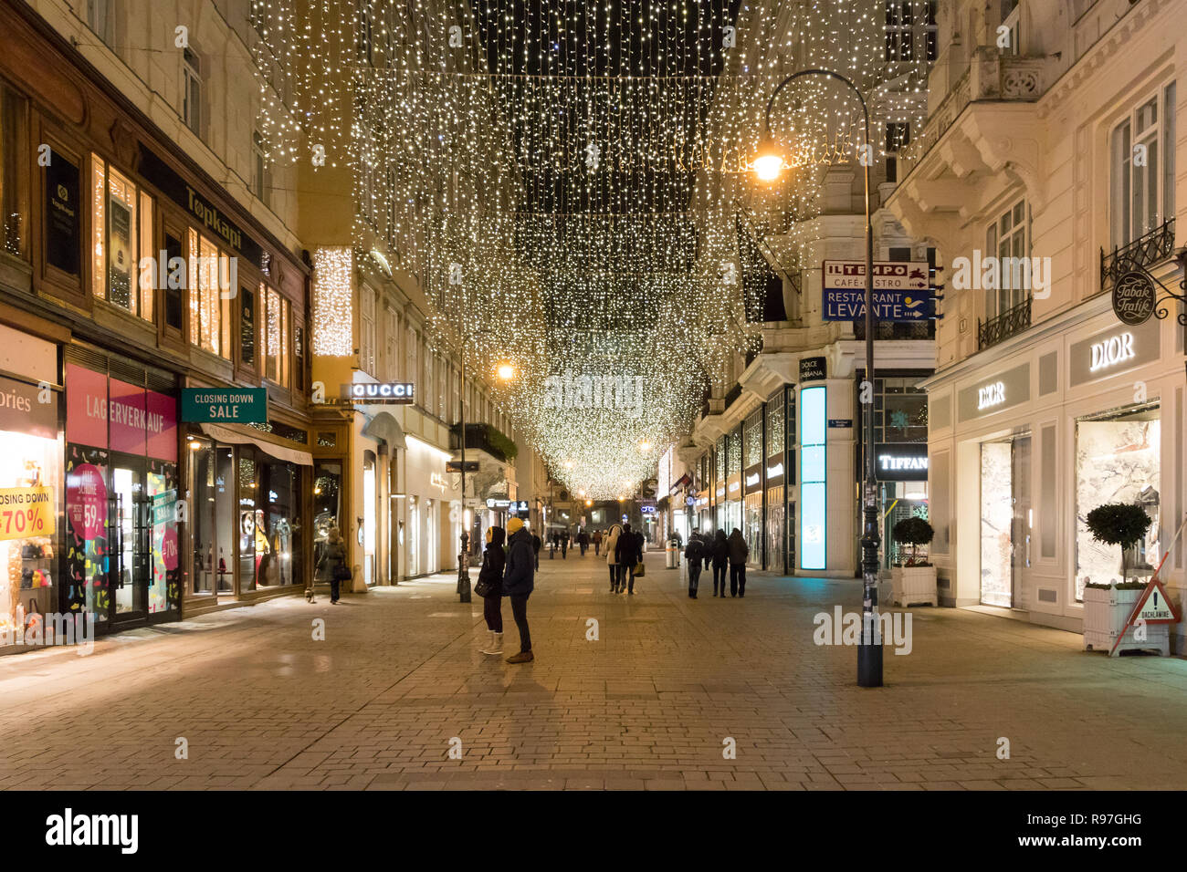 VIENNA, Austria - 16 dicembre 2018: più bella strada dello shopping  Kohlmarkt in Vienna Foto stock - Alamy