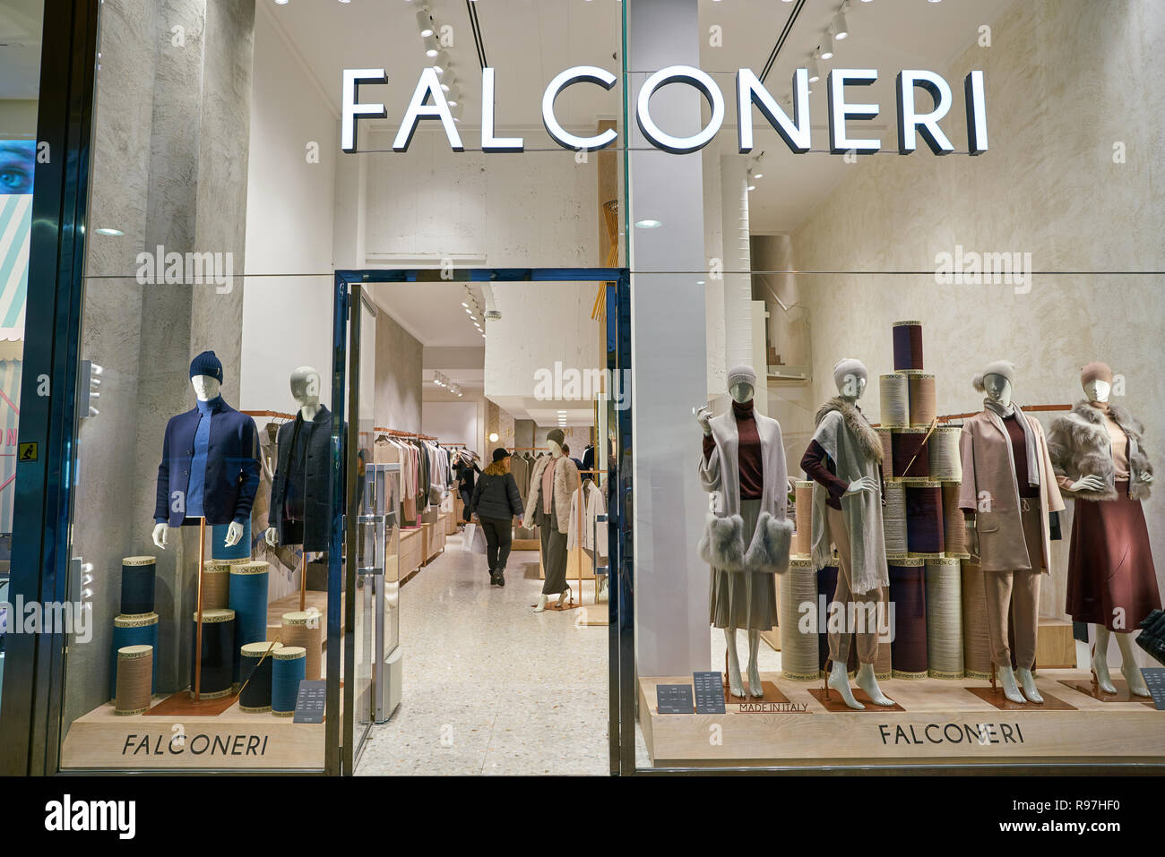 Milano, Italia - circa novembre, 2017: esposizione in vetrina di  abbigliamento a Falconeri store di Milano, Italia Foto stock - Alamy