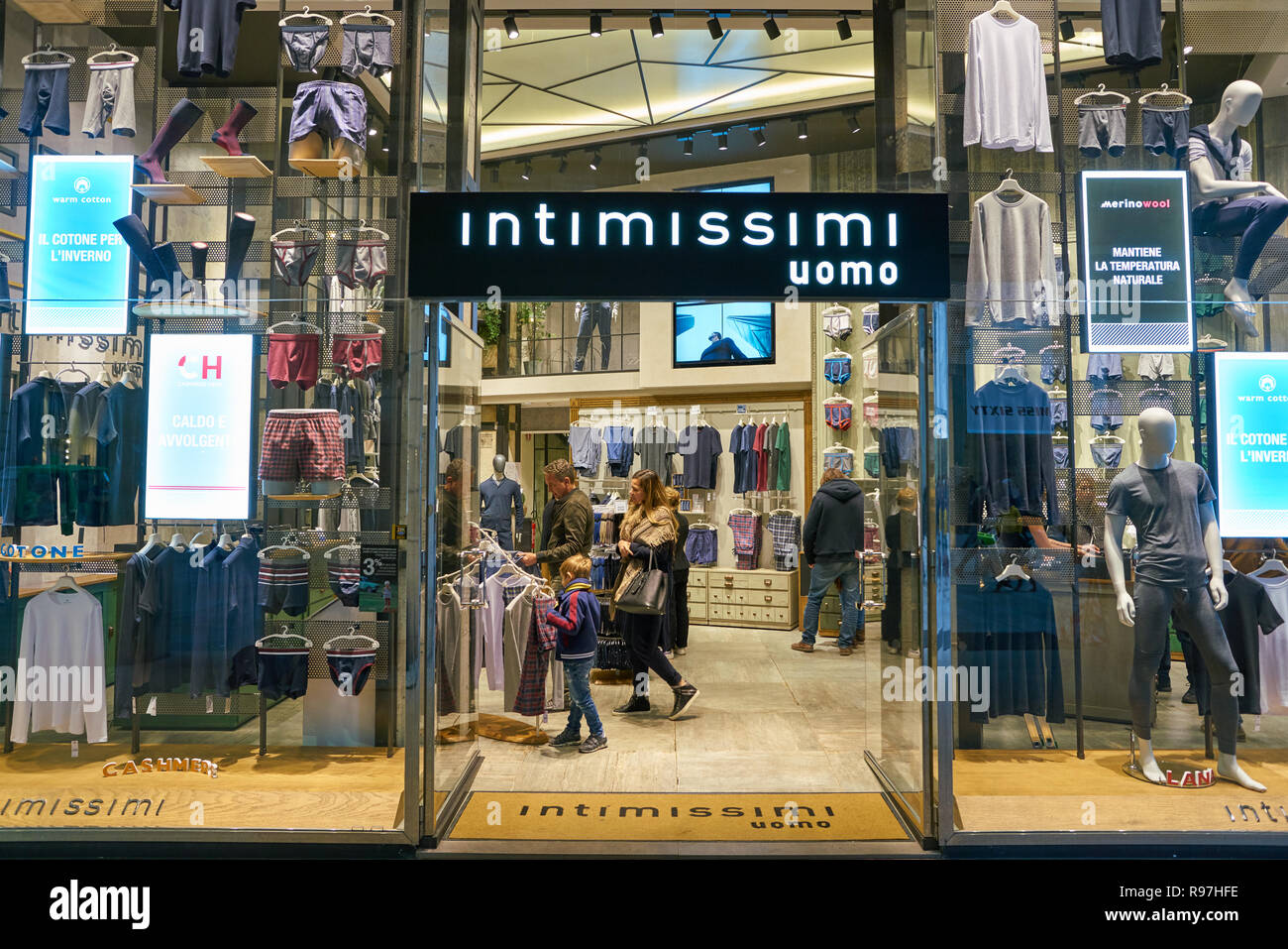 Milano, Italia - circa novembre, 2017: ingresso a Intimissimi store a Milano.  Intimissimi è un italiano di abbigliamento etichetta, che è specializzata  in reggiseni, brie Foto stock - Alamy