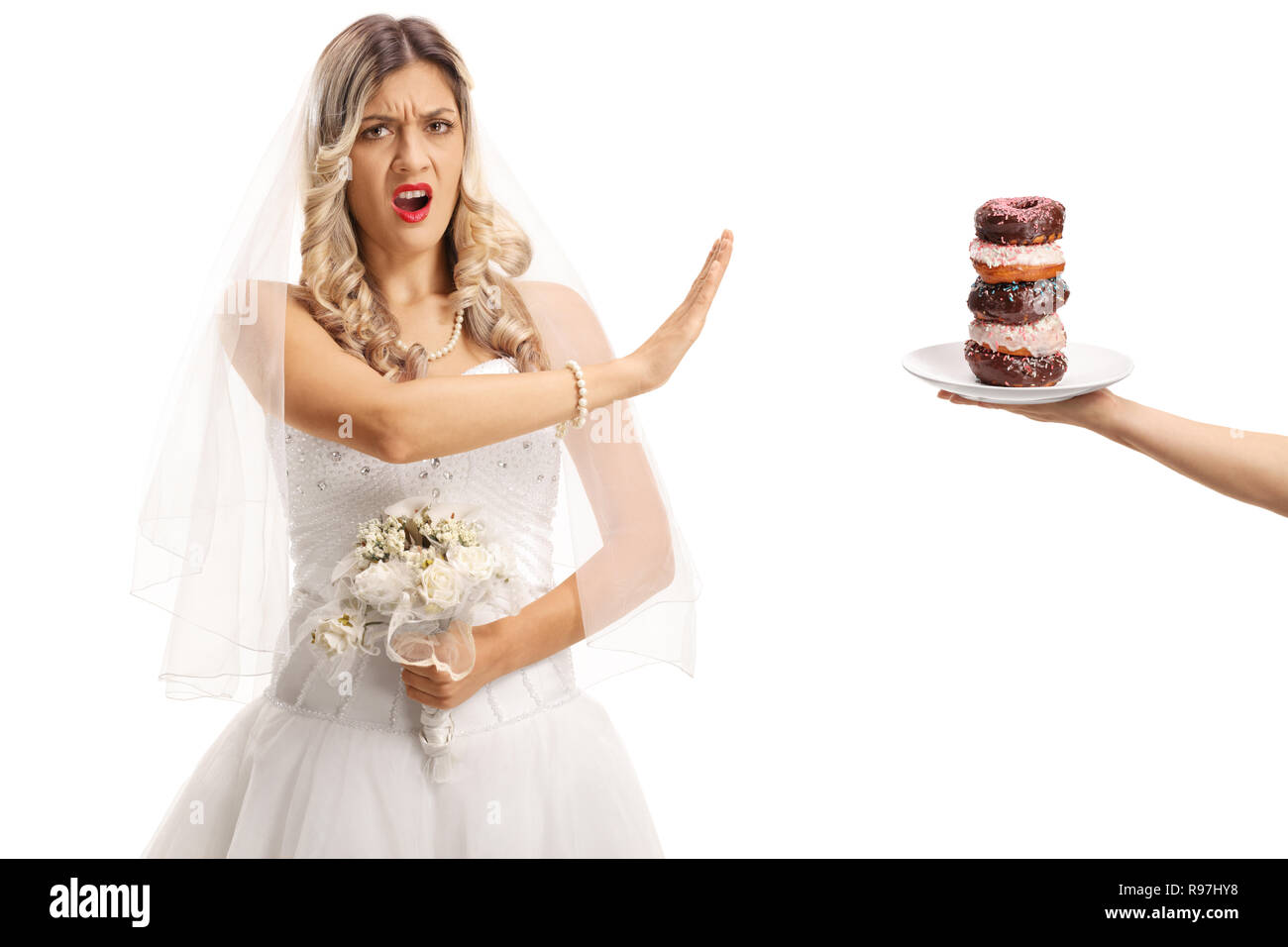 Arrabbiato sposa rifiutando un piatto di ciambelle e gesti no con la sua mano isolati su sfondo bianco Foto Stock