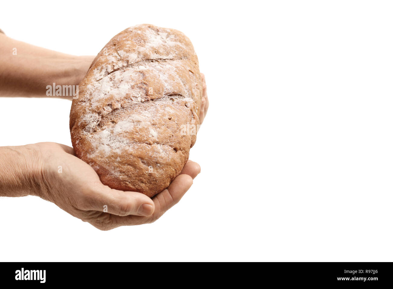 Le mani di una persona anziana tenendo un filone di pane isolati su sfondo bianco Foto Stock