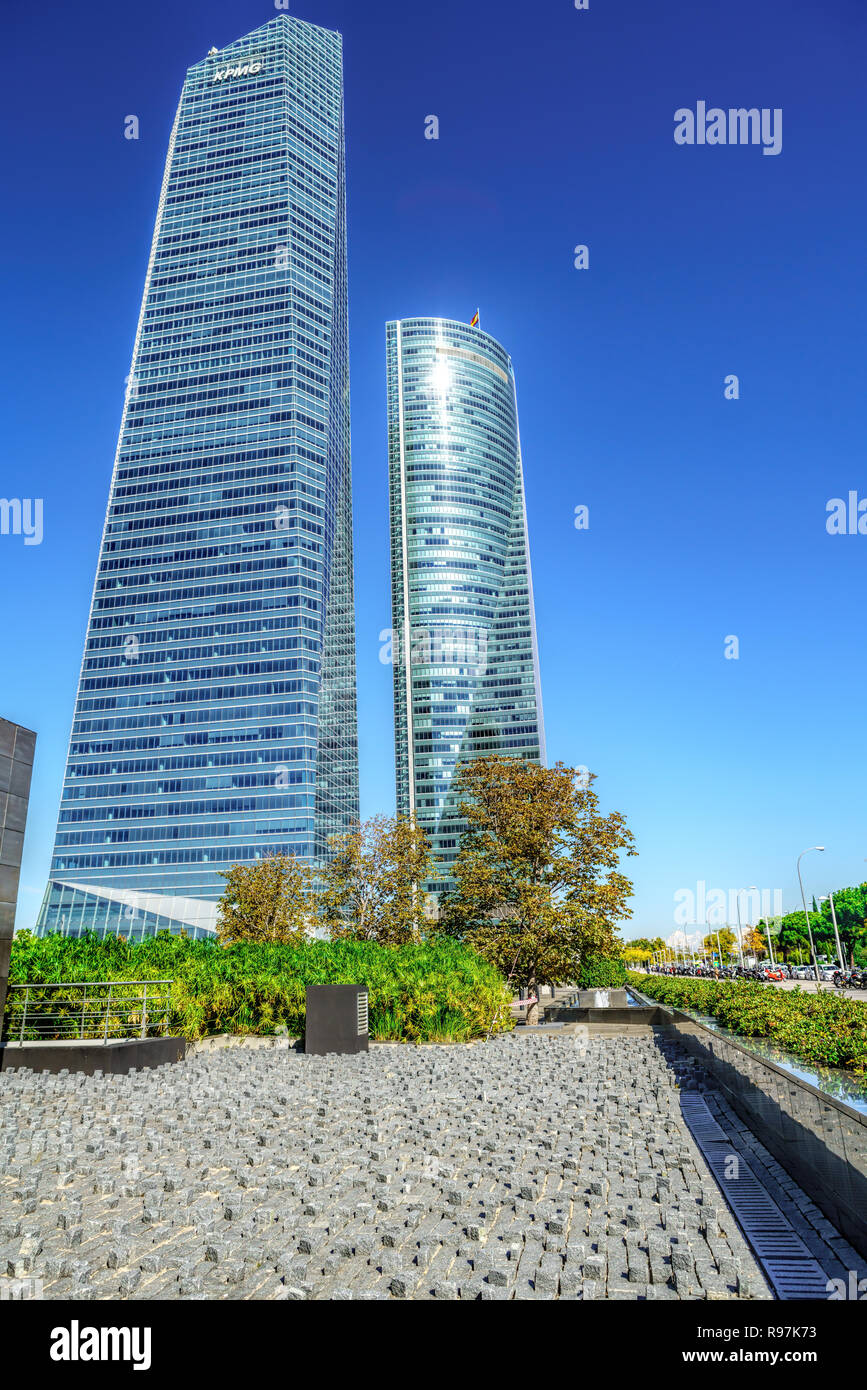 I grattacieli e gli hotel nella città di Madrid il cielo blu sullo sfondo di un moderno quartiere finanziario nella zona degli affari di Cuatro Torres, a Madrid, Spagna. Foto Stock