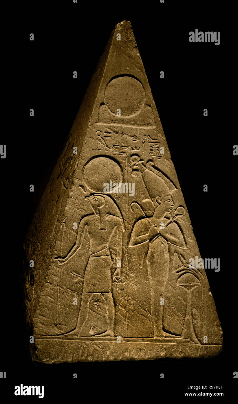 Pyramidion - Piramidion ( Ra-Horakhte e Osiride. ) Di quando a forma di piramide tomba reale fu abbandonata nel XVIII dinastia, mudbrick piramidi sono stati usati per contrassegnare o tombe di persone private. Queste piccole strutture sono state sormontata da una pietra pyramidion. calcare, 42 x 28 x 28 cm Periodo: Nuovo Impero; XVIII dinastia (fine) 1325 BC Egitto, egiziano. Foto Stock