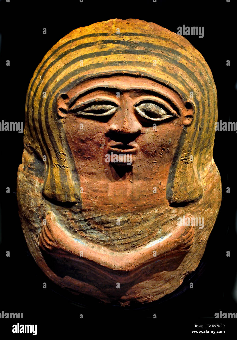 Coperchio di sarcofago di Terracotta, Tebe, Malkata, romano di età imperiale (100-300 a.C.) Egitto, egiziano. Foto Stock