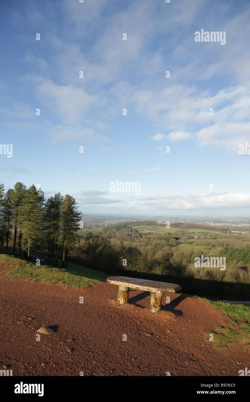 Panca in legno sulla Clent colline affacciate Wychbury hill, Worcestershire, Inghilterra, Regno Unito. Foto Stock