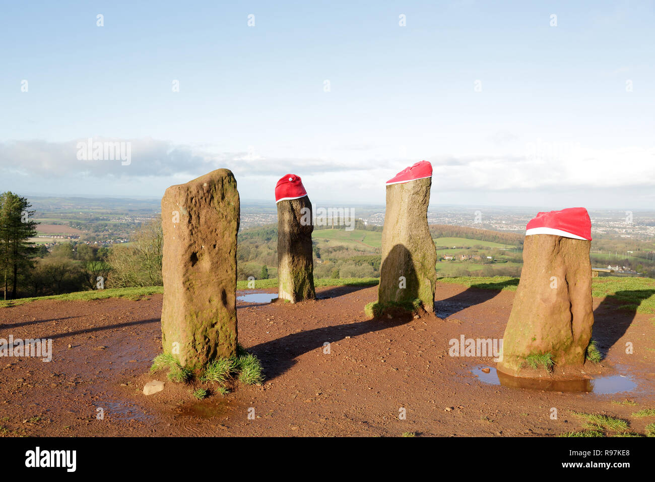Le quattro pietre (tre indossando cappelli di Babbo Natale) sul Clent hills, Worcestershire, Inghilterra, Regno Unito. Foto Stock