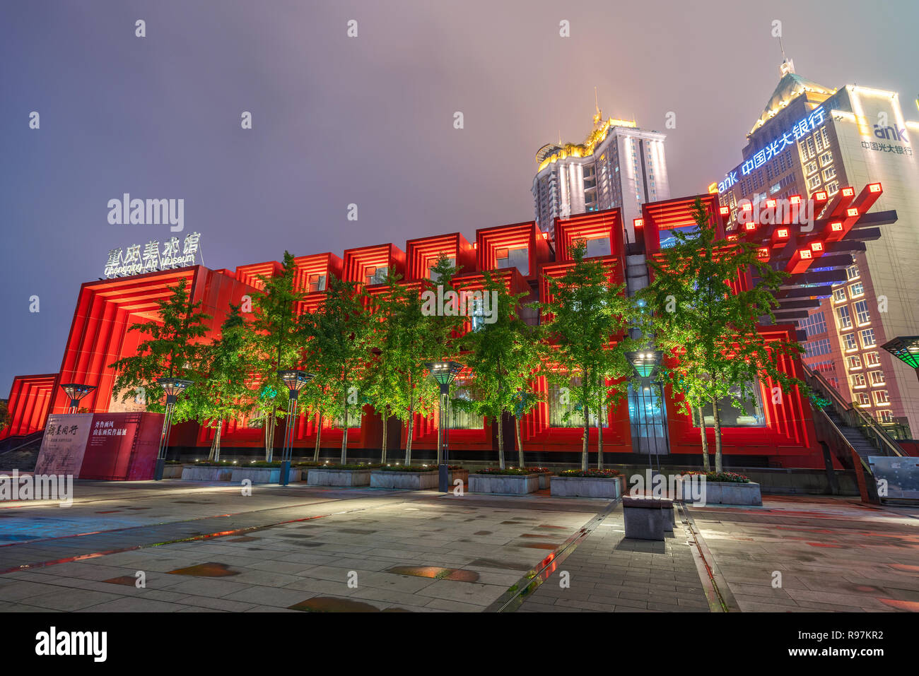 CHONGQING CINA - 18 settembre: questa è una vista notturna di Chongqing Arts Center, un museo di arte popolare in Jiefangbei downtown area del 18 settembre, Foto Stock