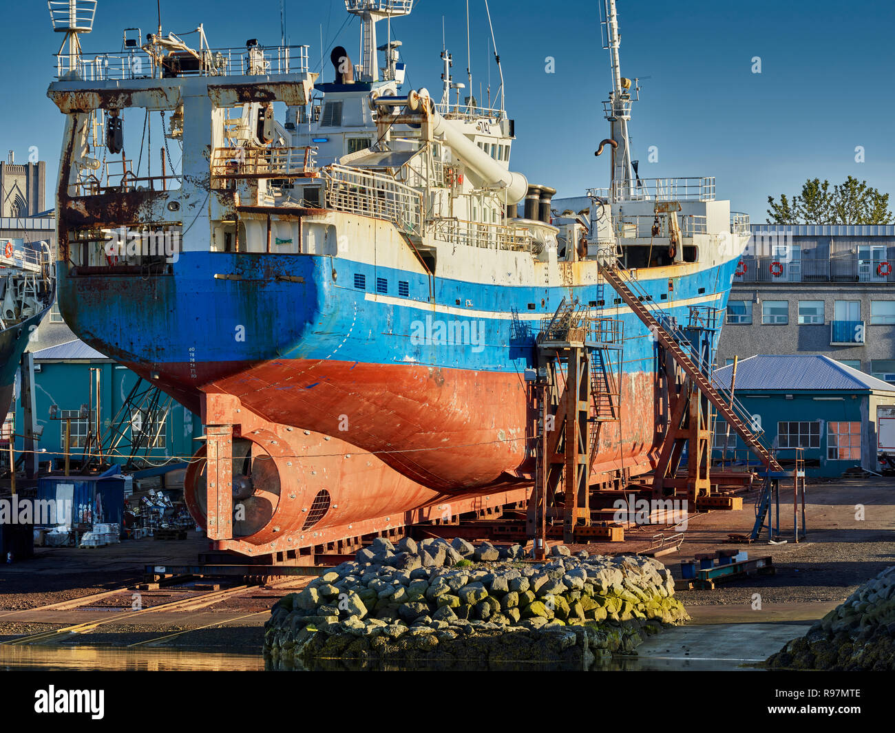 Nave in bacino di carenaggio, Reykjavik, Islanda Foto Stock