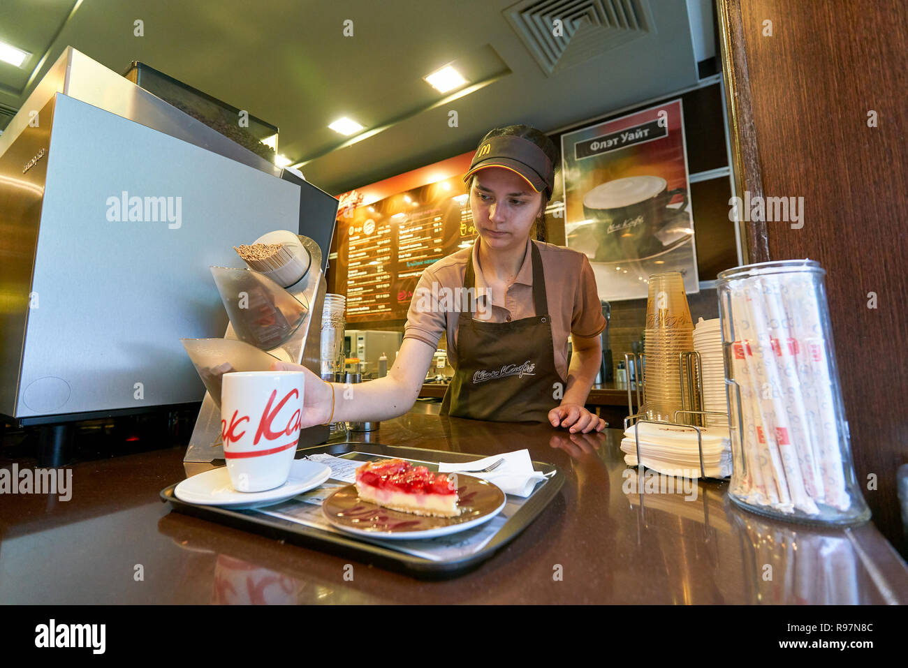 SAINT PETERSBURG, Russia - circa agosto, 2017: barista a McCafe a San Pietroburgo. McCafe è un caffè in stile casa di cibi e bevande, catena di proprietà di Mc Foto Stock