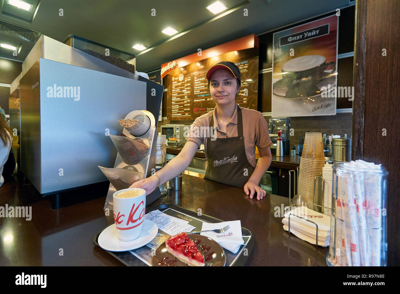 SAINT PETERSBURG, Russia - circa agosto, 2017: barista a McCafe a San Pietroburgo. McCafe è un caffè in stile casa di cibi e bevande, catena di proprietà di Mc Foto Stock