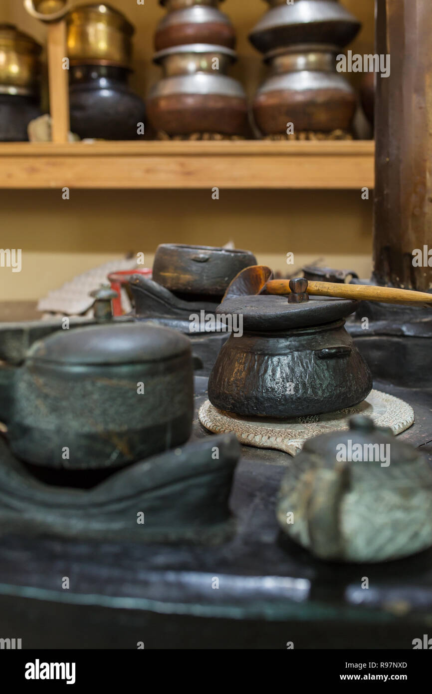 Un autentico forno ladakhi con pentole su di esso nella regione del Ladakh, India Foto Stock