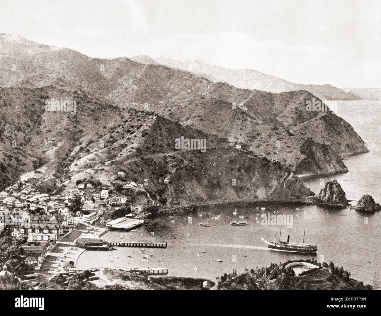 Avalon Bay, prima della costruzione del casinò, Isola di Santa Catalina, California, Stati Uniti d'America, c. 1915. Dalla splendida California, pubblicato 1915. Foto Stock