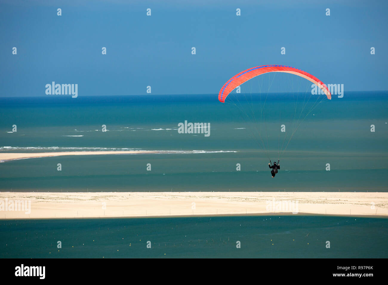 Parapendio al di sopra del Banc d'Arguin e il sud della baia di Arcachon Pass (Arcachon (33120), Gironde (33), Aquitaine, Francia). Foto Stock