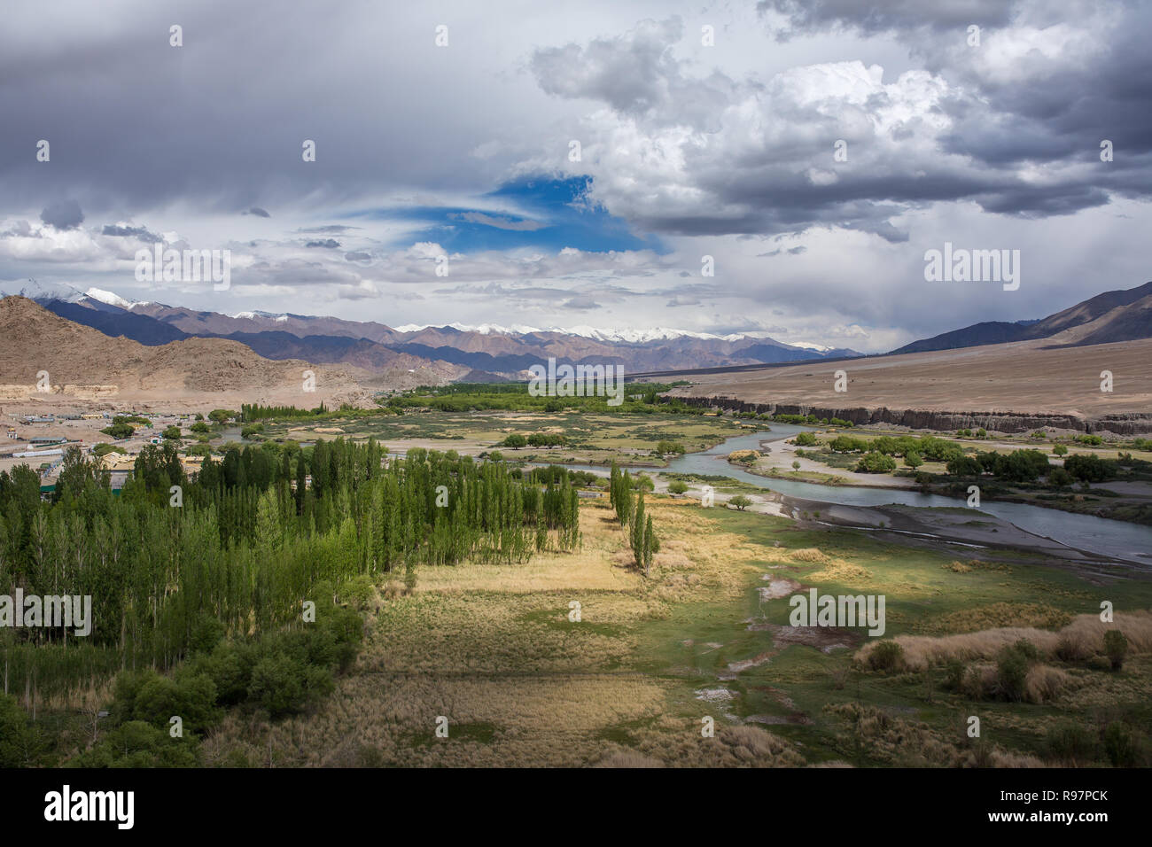 Il bellissimo panorama della verde valle di Indus vicino alla città di Leh in Ladakh, Jammu e Kashmir in India. Foto Stock
