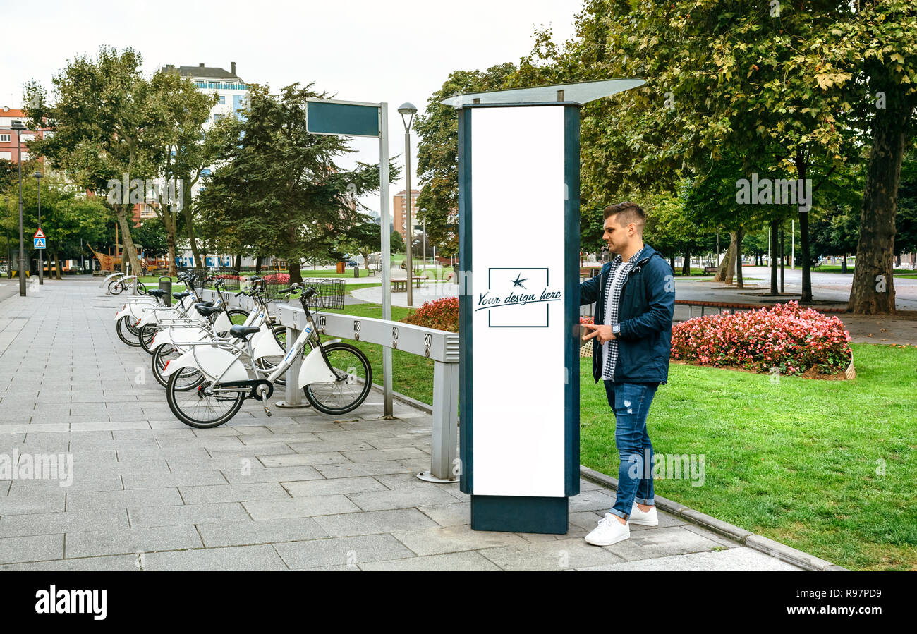 L'uomo noleggio bicicletta in un post personalizzabile Foto Stock