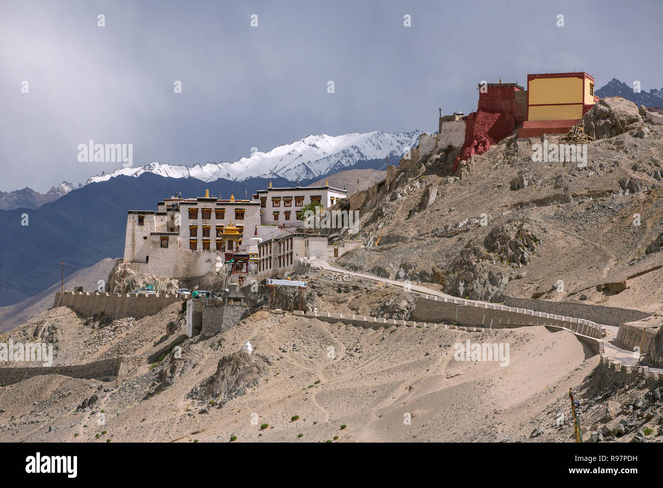 Spitok gompa monastero buddista con alta Himalaya montagne sullo sfondo, Ladakh, Jammu e Kashmir India Foto Stock