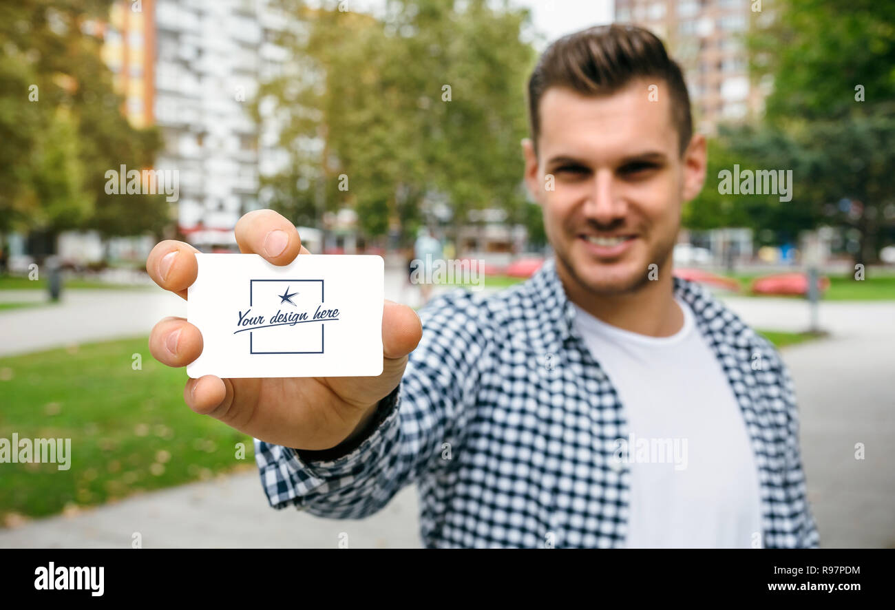 Uomo che mostra la scheda con design personalizzabile Foto Stock