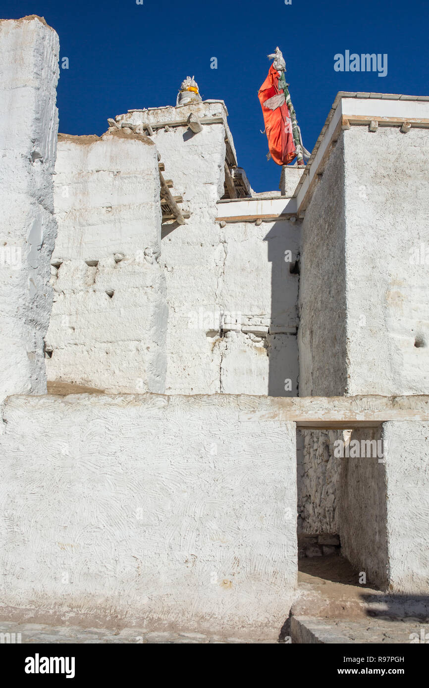 Architettura tradizionale del Ladakh. Pareti bianche di Tsemo tempio di Maitreya in Leh, Ladakh, India Foto Stock