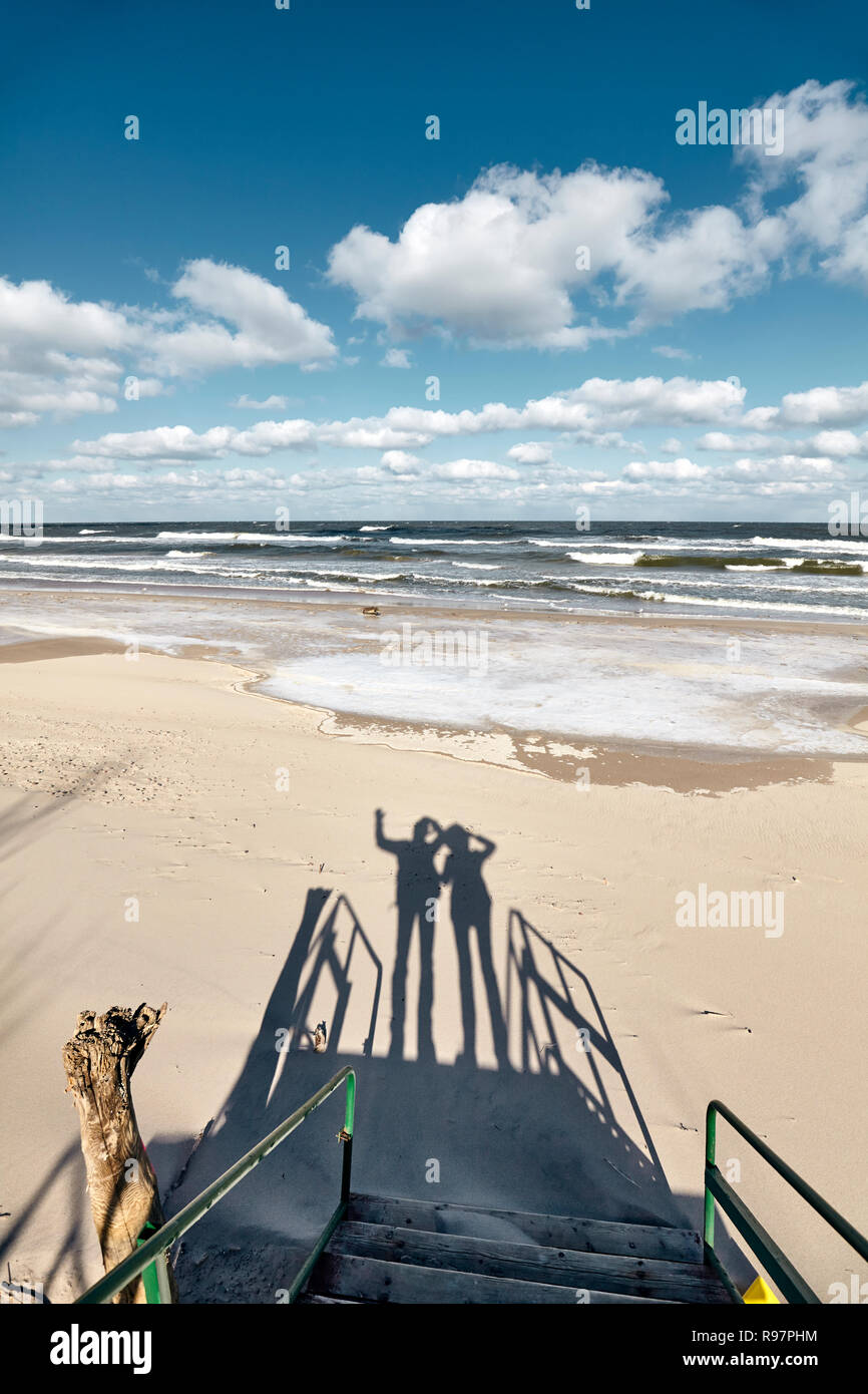Sagome di un giovane sventolare su una spiaggia, tonificazione del colore applicato. Foto Stock
