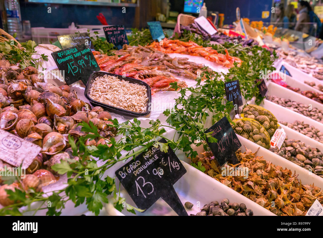 Piatti a base di frutti di mare freschi al Mercat de Sant Josep de la Boqueria, un grande mercato pubblico a Barcellona, Spagna. Foto Stock