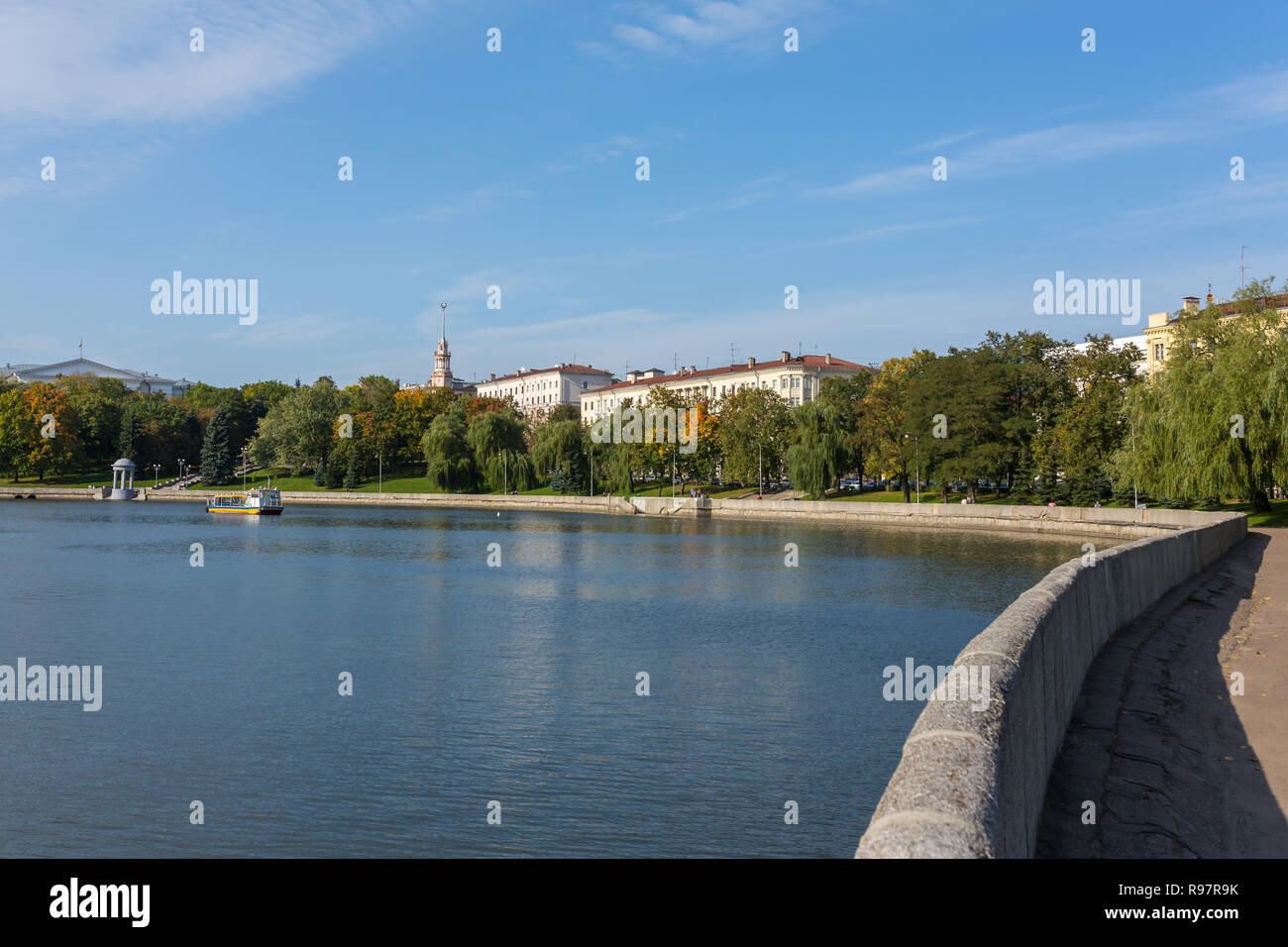 Vista panoramica presso il fiume Svisloch e parco verde nel centro di Minsk, Bielorussia Foto Stock