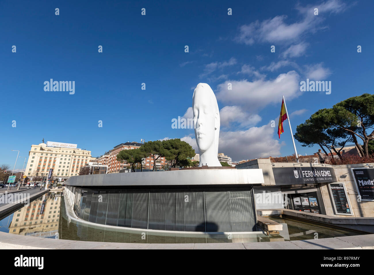 Julia, marmo bianco scultura di Jaume da Plensa a in Plaza Colon, Madrid, Spagna Foto Stock