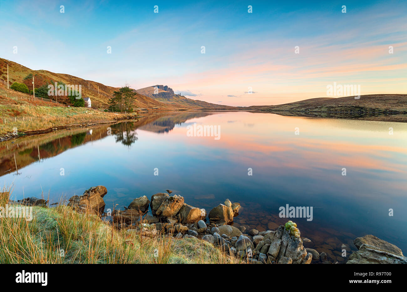 Sunrise a Loch Fada sull'Isola di Skye con il vecchio uomo di Storr a distanza Foto Stock