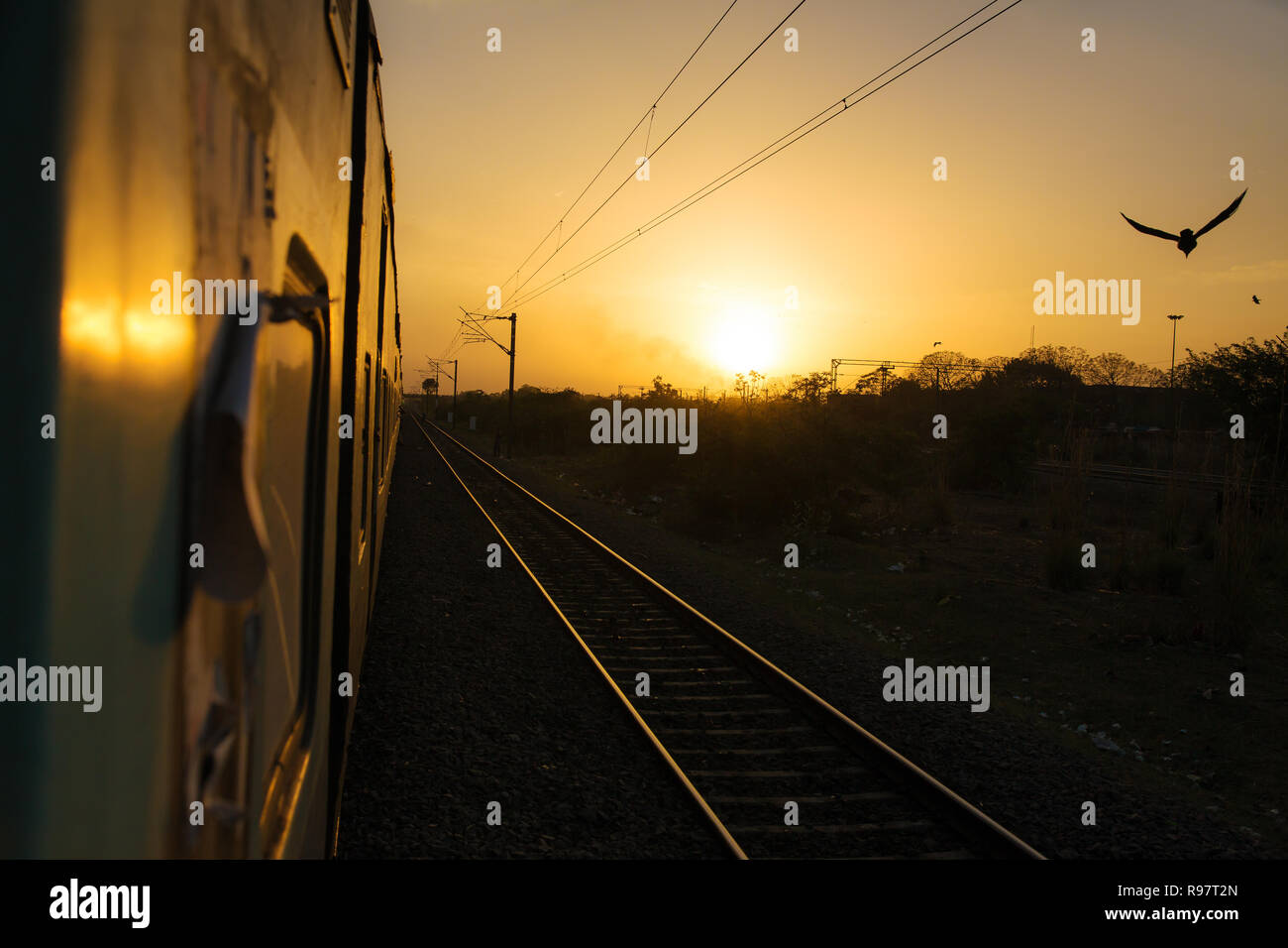 Viaggio in treno in India. Vista al tramonto dal treno per Delhi Foto Stock