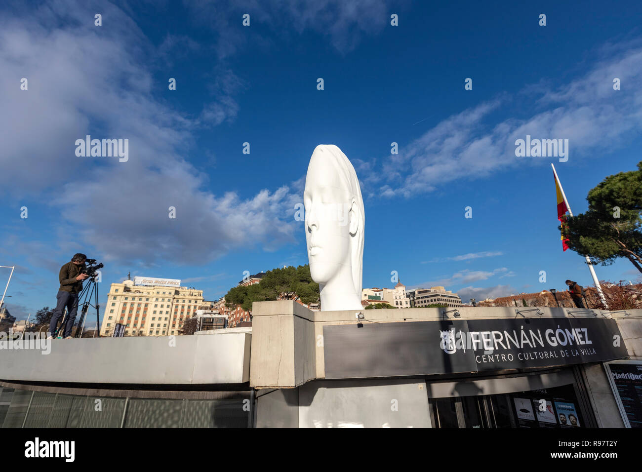 Cameraman riprese Julia, marmo bianco scultura di Jaume da Plensa a in Plaza Colon, Madrid, Spagna Foto Stock