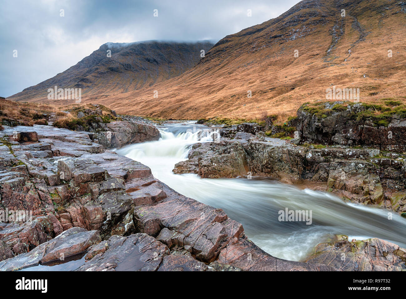 Il fiume Etive fluente attraverso Glen Etive a Glencoe nelle Highlands della Scozia Foto Stock