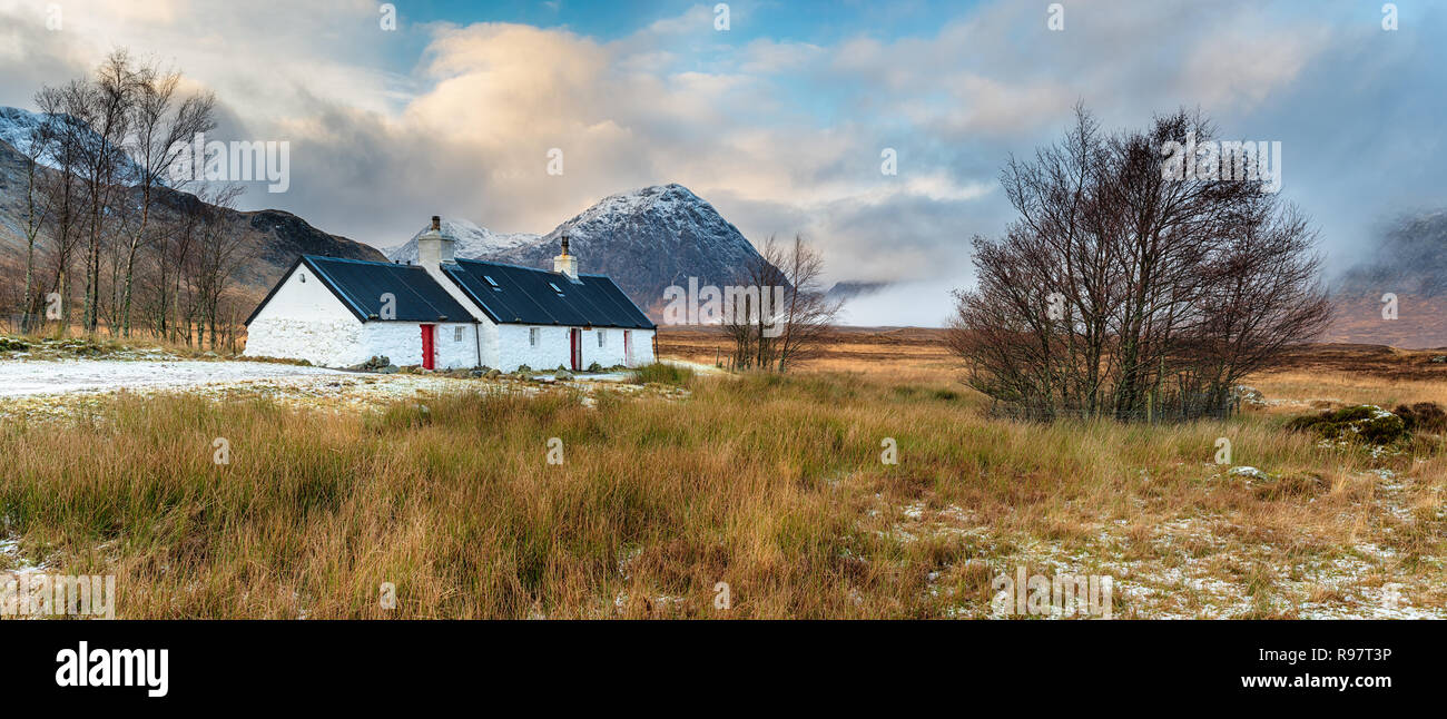Una vista panoramica di Blackrock cottage a Glencoe nelle Highlands della Scozia Foto Stock