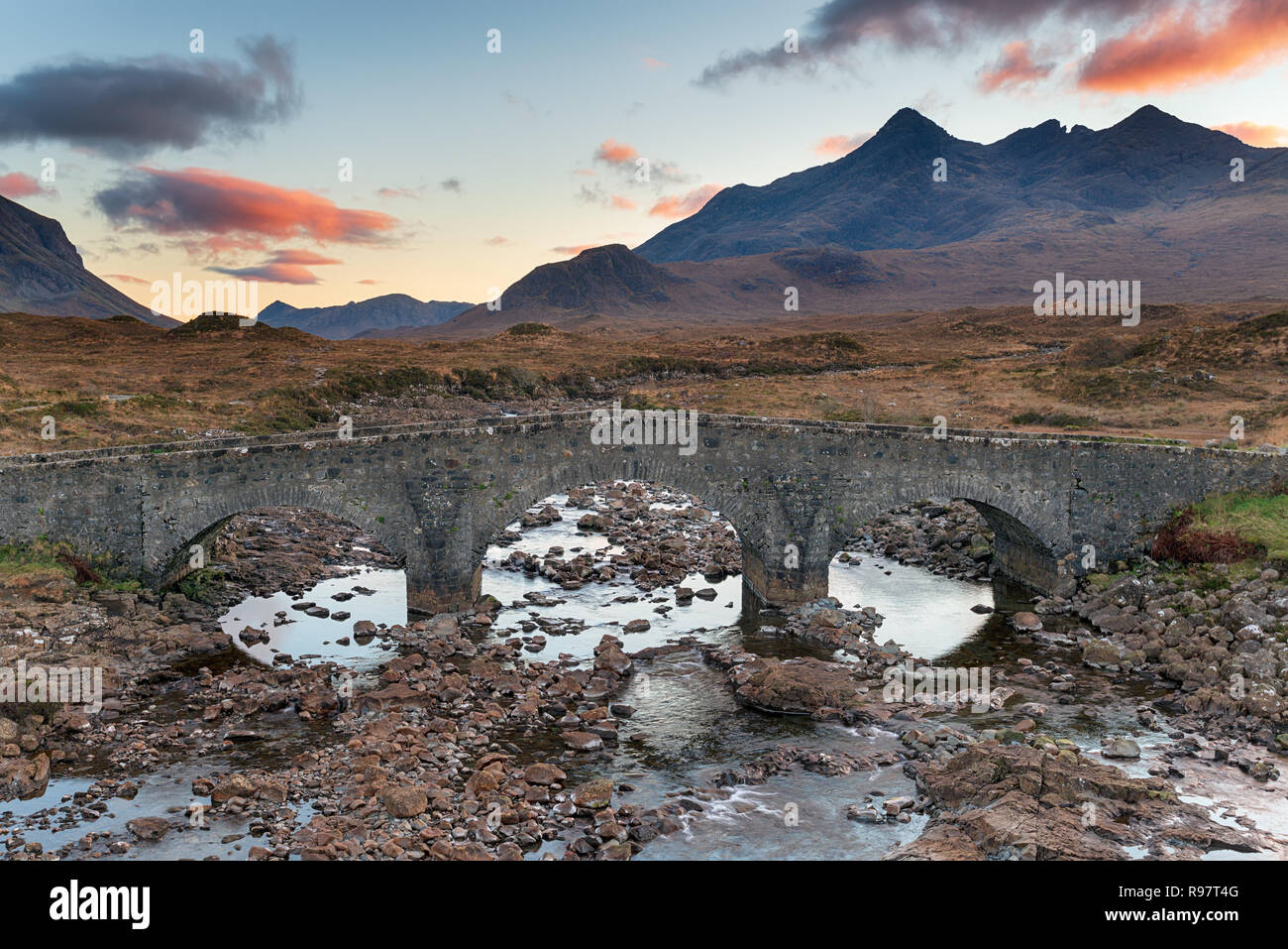 Il vecchio ponte di Sligachan sull'Isola di Skye in Scozia Foto Stock