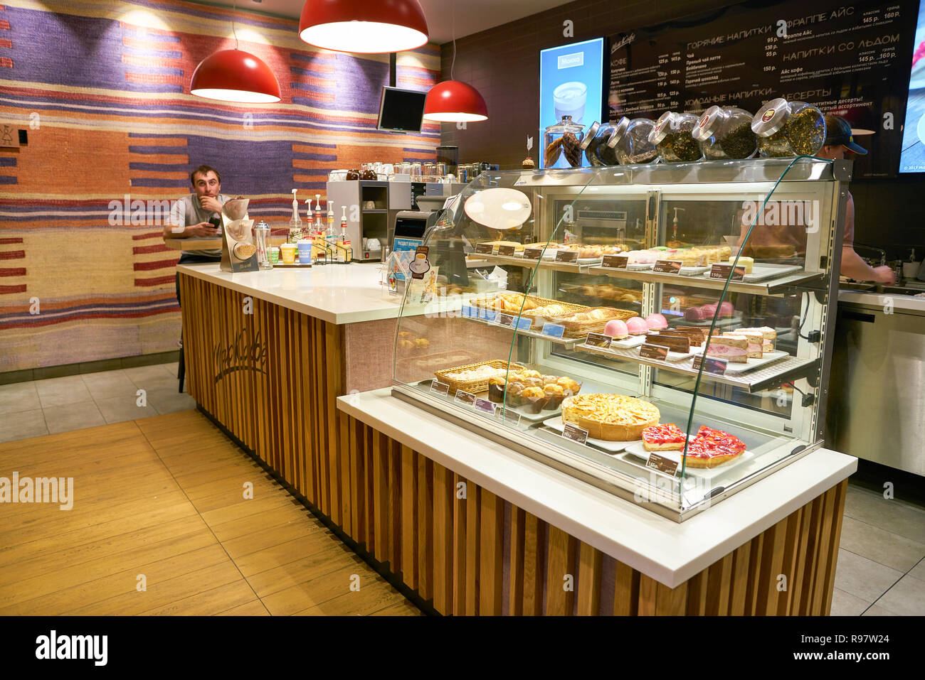 Mosca, Russia - circa maggio, 2018: dolci sul display a McCafe a Mosca Foto Stock