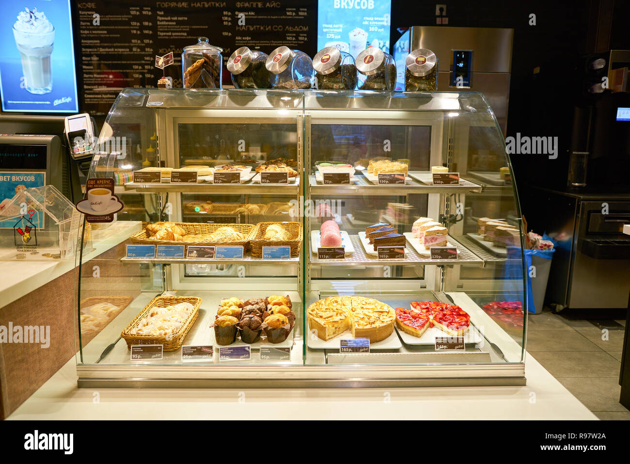 Mosca, Russia - circa maggio, 2018: dolci sul display a McCafe a Mosca Foto Stock