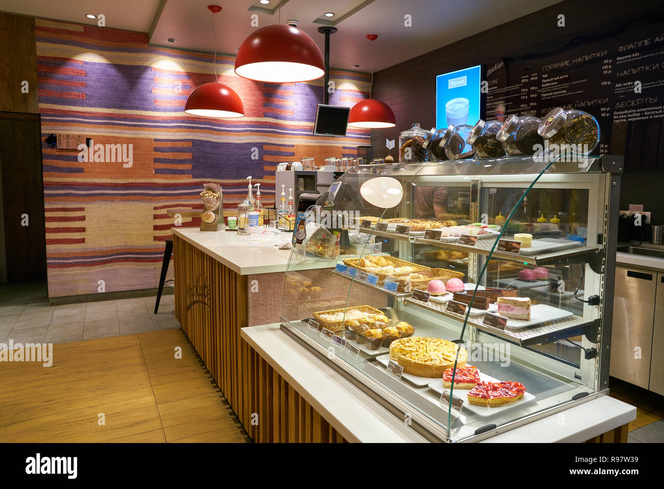 Mosca, Russia - circa maggio, 2018: dolci sul display a McCafe a Mosca Foto Stock