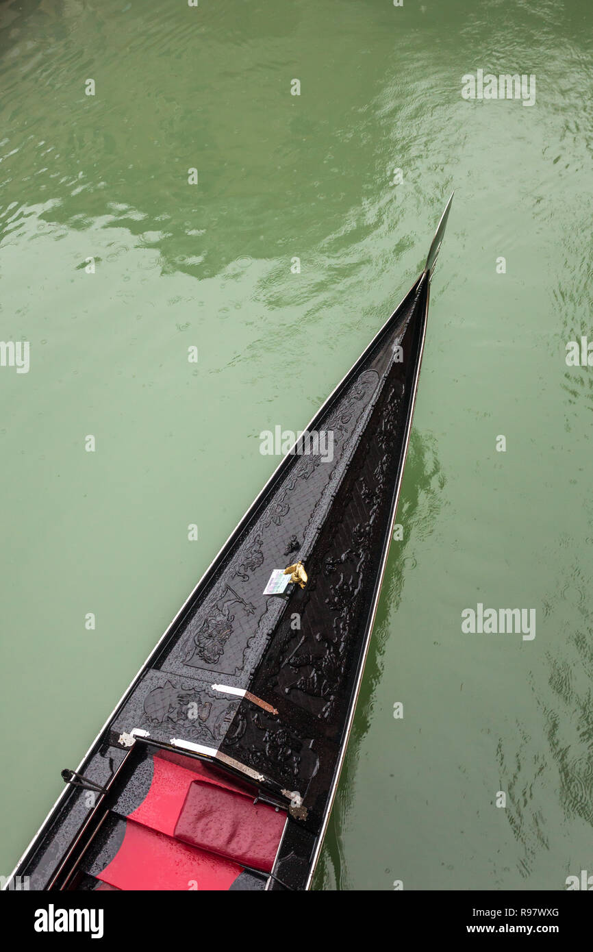 Tradizionale gondola veneziana sul lato canale di Venezia, Italia Foto Stock