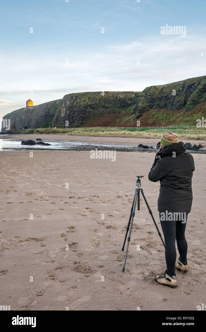 Questa è una foto di un fotografo di prendere una foto paesaggistica su una spiaggia in Irlanda Foto Stock