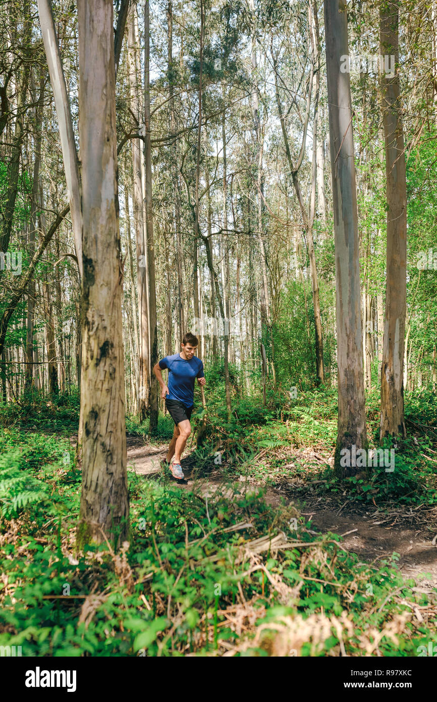 Giovane uomo facendo trail Foto Stock