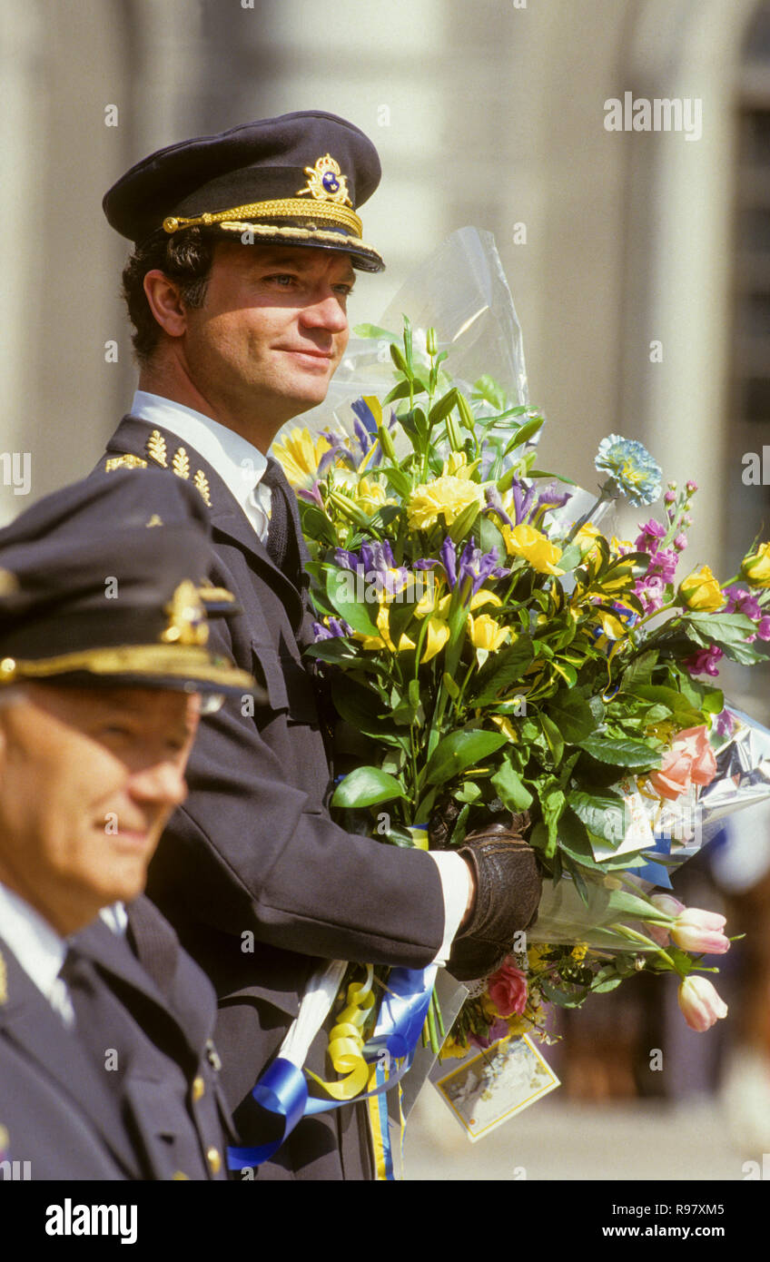 Re Carl XVI Gustaf essere omaggio per il suo compleanno nel cortile in connessione con una Guardia Reale Foto Stock